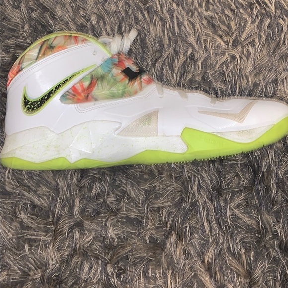 Lebron sneakers - Picture 5 of 8